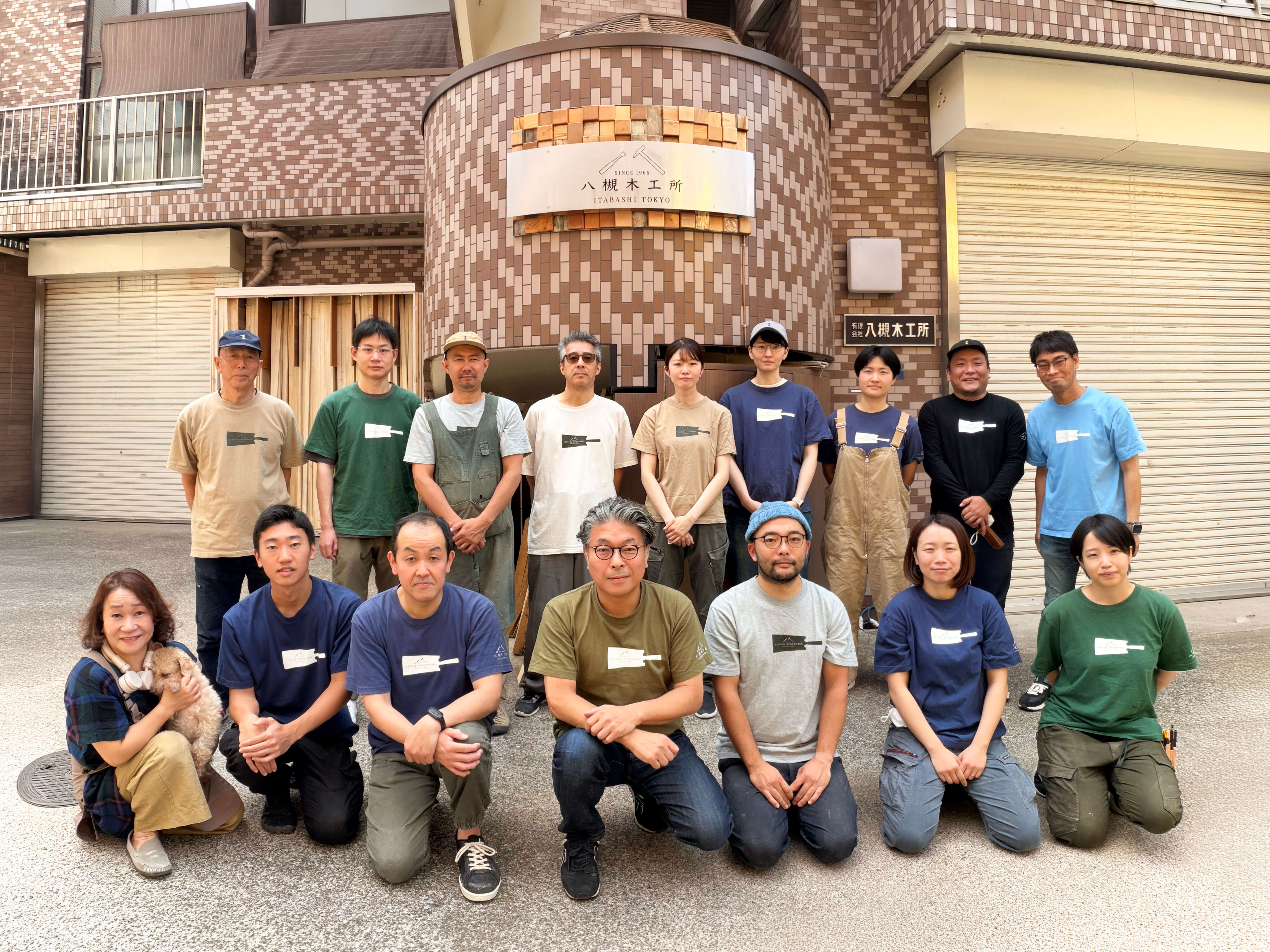 八槻木工所の社屋前に並ぶ職人たち（東京都板橋区）